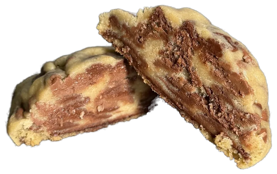Cookie Classic partido ao meio: massa amanteigada com as gotas de chocolate ao leite e meio amargo derretidas por dentro
