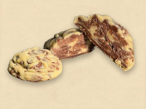Combo clássico: um cookie Classic partido ao meio, com o chocolate à mostra, e um inteiro ao lado
