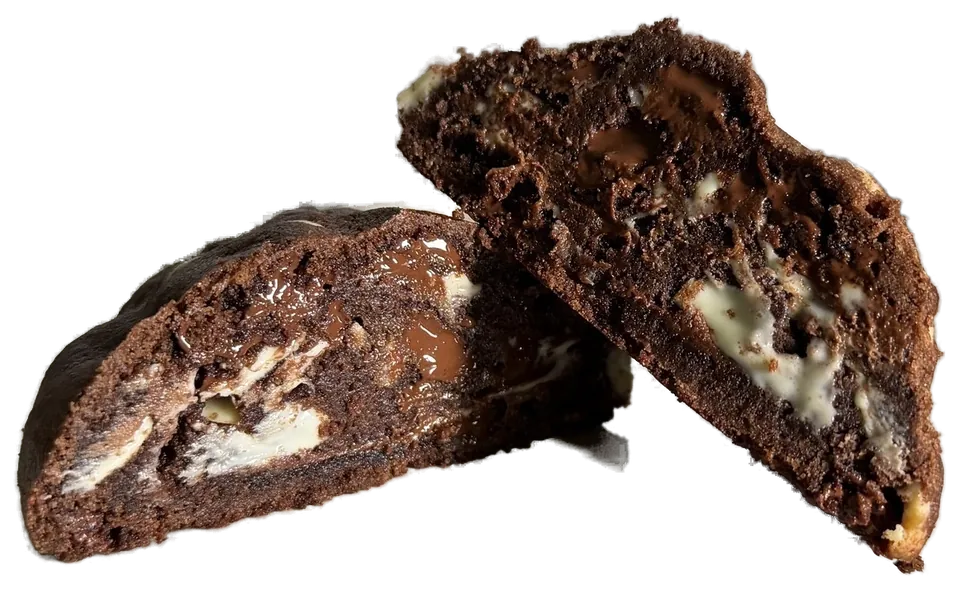 Cookie Onyx partido ao meio: massa de cacau com as gotas de chocolate branco e meio amargo à mostra
