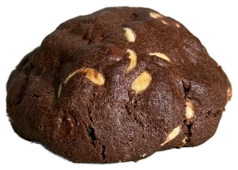 Cookie Onyx inteiro, massa escura de cacau com gotas de chocolate branco; aberto, massa de cacau com as gotas de chocolate branco e meio amargo à mostra