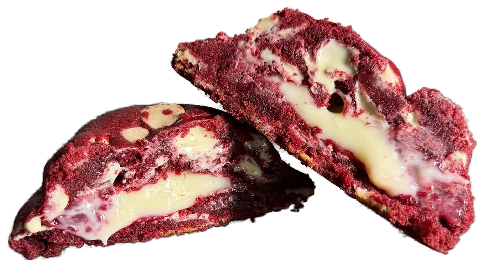 Cookie Ruby partido ao meio: massa vermelha com o recheio de ganache de cream cheese