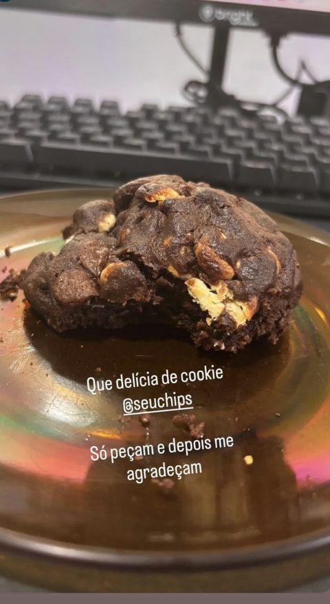Story de cliente: um cookie Onyx sobre um prato em cima de uma mesa escura
